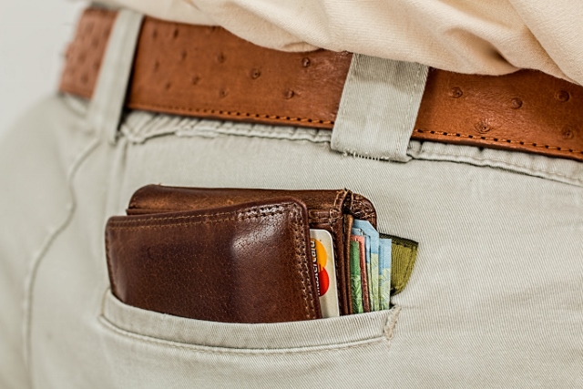 wallet-cash-credit-card-pocket-640x427